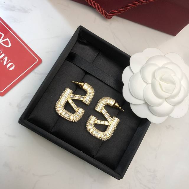 Valentino. Valentino counter's new hot antique diamonds abandon the traditional