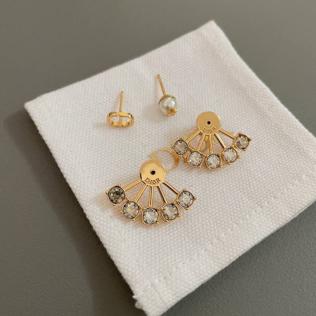 High-quality details as shown in the picture D fan-shaped earphones are super be