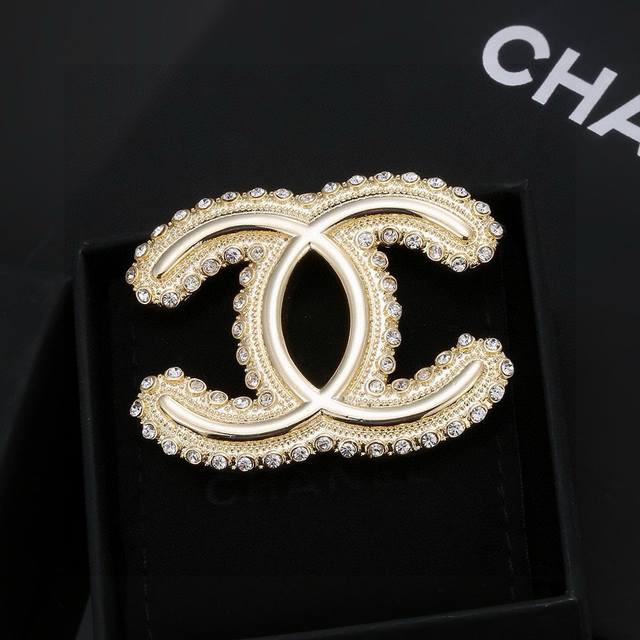 Chanel popular brooch, the highest purchasing level, the most tasteful full diam