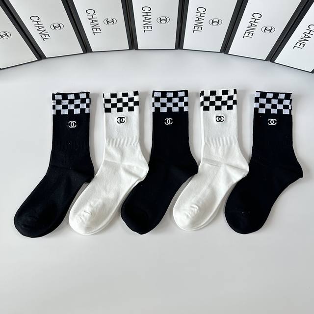 Special counter packaging Chanel new embroidered mid-length stacked socks! Five