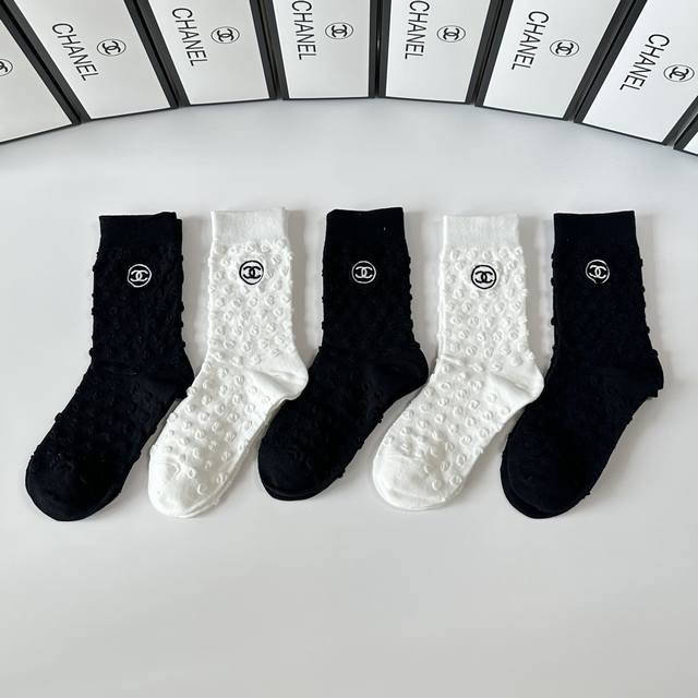 Special counter packaging Chanel new embroidered mid-length stacked socks! Five