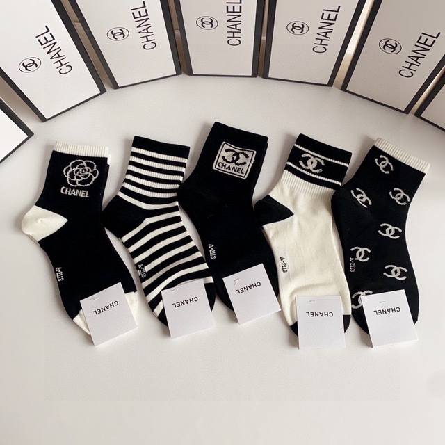 Special counter packaging Chanel new mid-length stacked socks! Five pairs per bo