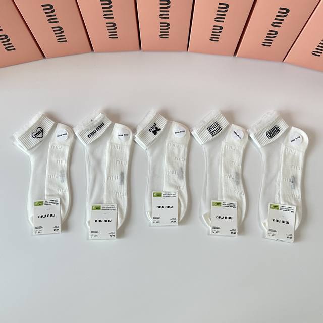 Special packaging for Miumiu's new ice silk mid-length stacked socks! Five pairs