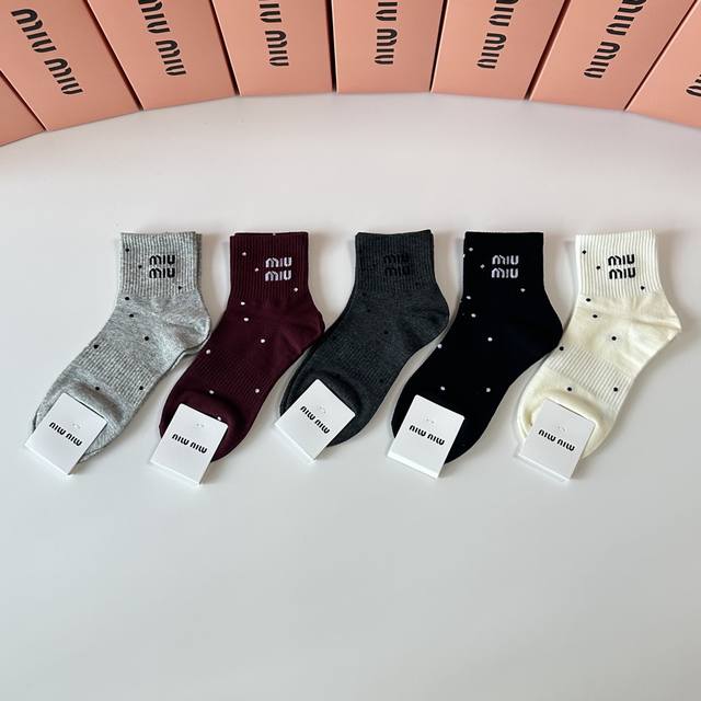 Special packaging for Miumiu's new mid-length stacked socks! Five pairs per box,