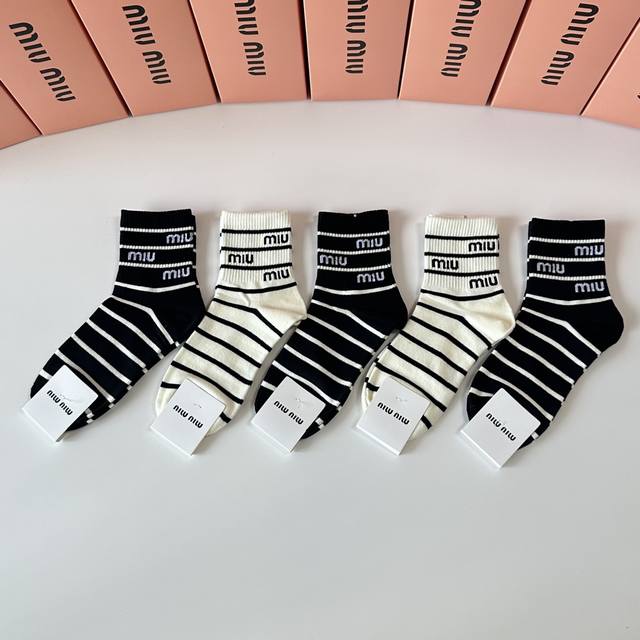 Special packaging for Miumiu's new mid-length stacked socks! Five pairs per box,