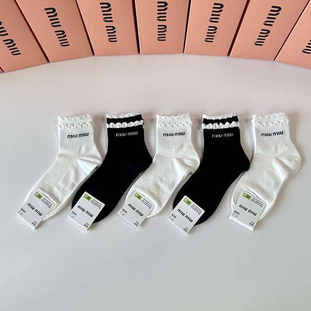 Special packaging for Miumiu's new mid-length stacked socks! Five pairs per box,