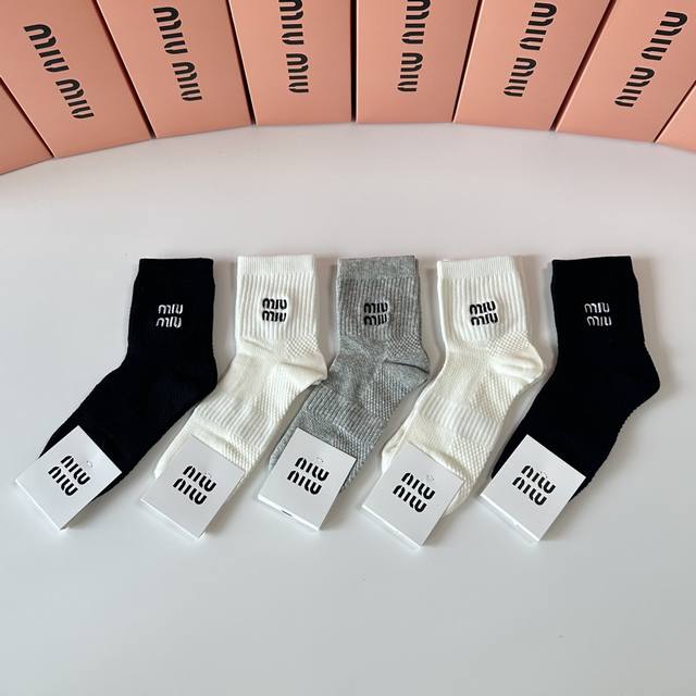 Special counter packaging Miumiu Miu Miu new mid-length stacked socks! Five pair