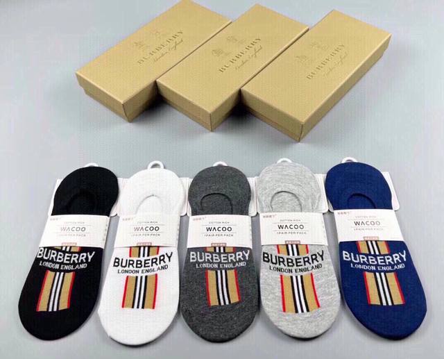 Special Burberry B's new men's invisible socks come in a box of five pairs. Made
