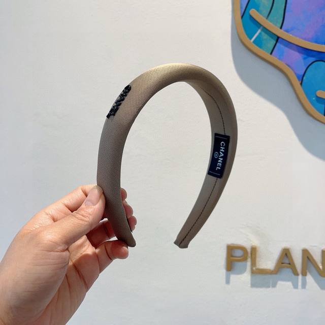 with packaging Chanel's latest small headband, the new product is a small headba