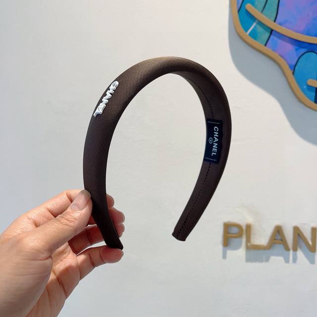 with packaging Chanel's latest small headband, the new product is a small headba