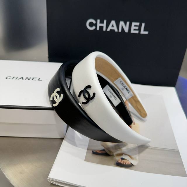 with box. Chanel's latest small headband. Simple and practical, fashionable and