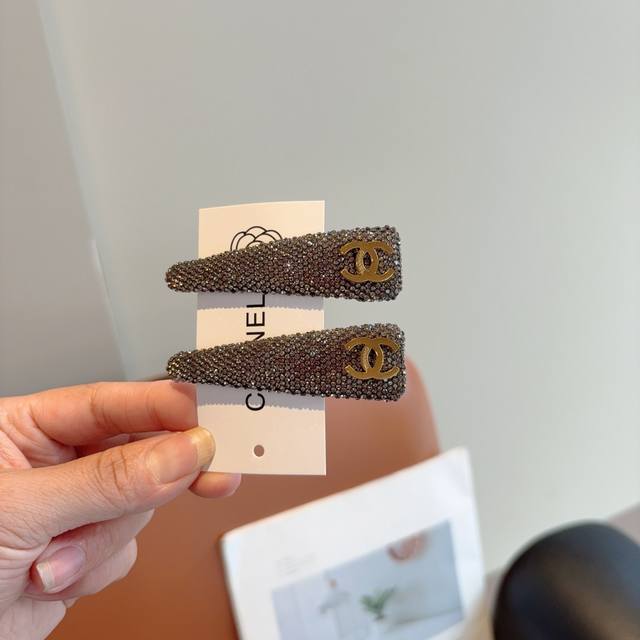 comes with a pair of Chanel's high-end new hairpins, Bb clips, classic letter lo