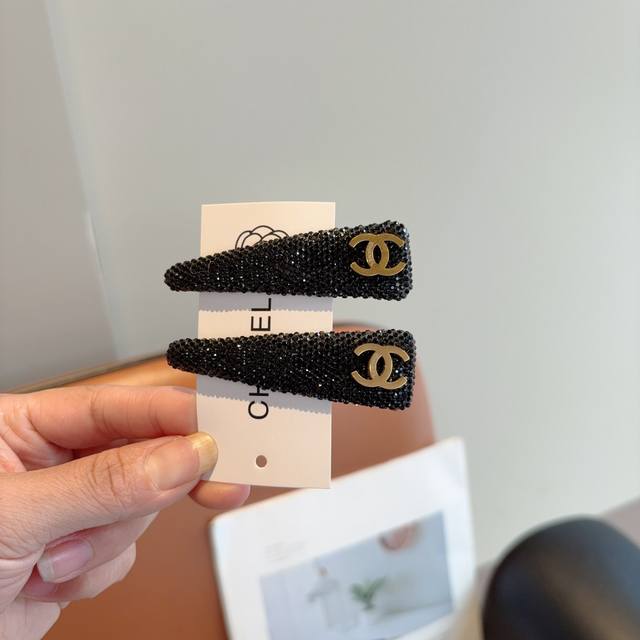 comes with packaging, a pair of Chanel high-end new hairpins Bb clips, classic l