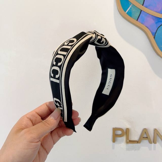 with packaging) A classic new Gucci headband, a must-have for any celebrity. Ext