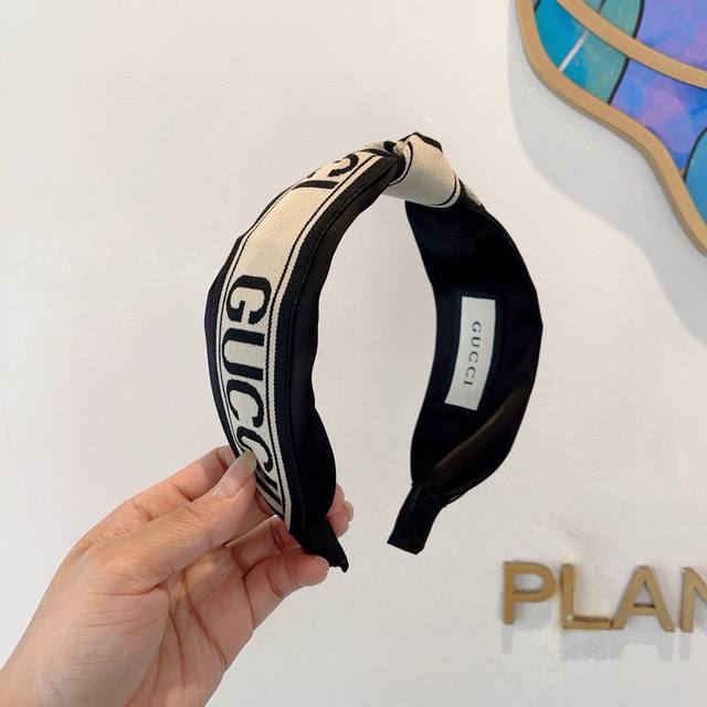 with packaging) A classic new Gucci headband, a must-have for any celebrity. Ext