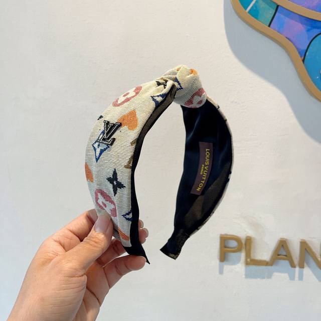 with packaging Lv Louis Vuitton's hottest new wide headband, fashionable headban