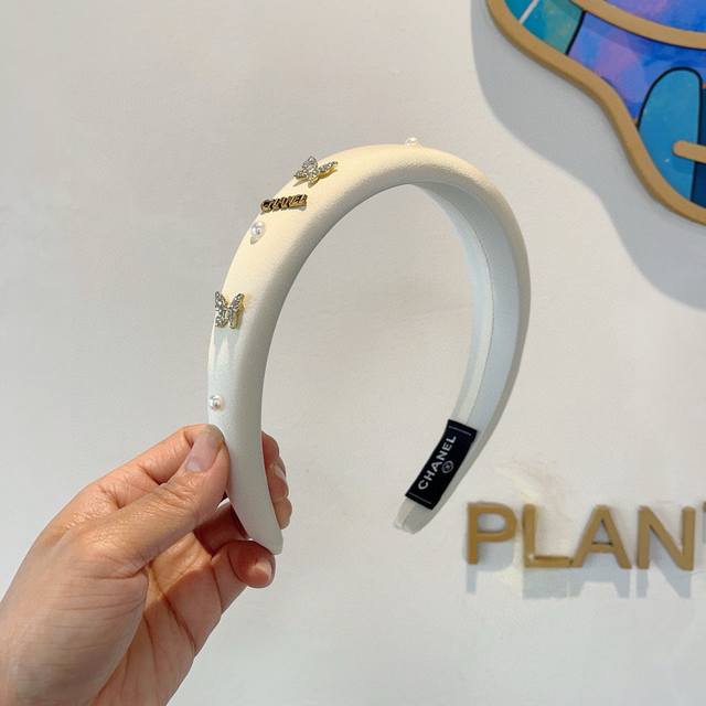 with packaging Chanel Chanel's new exquisite letter headband, retro internet cel