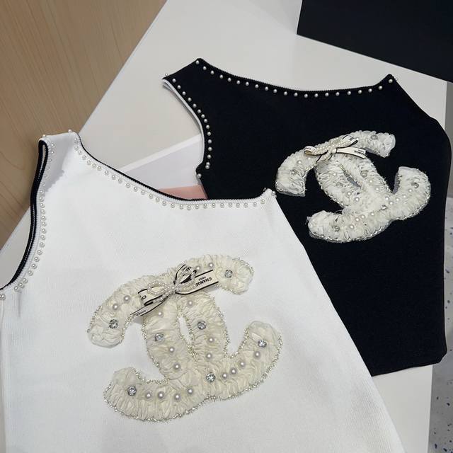 Chanel vest, wear it alone with a jacket, super hot one size fits all