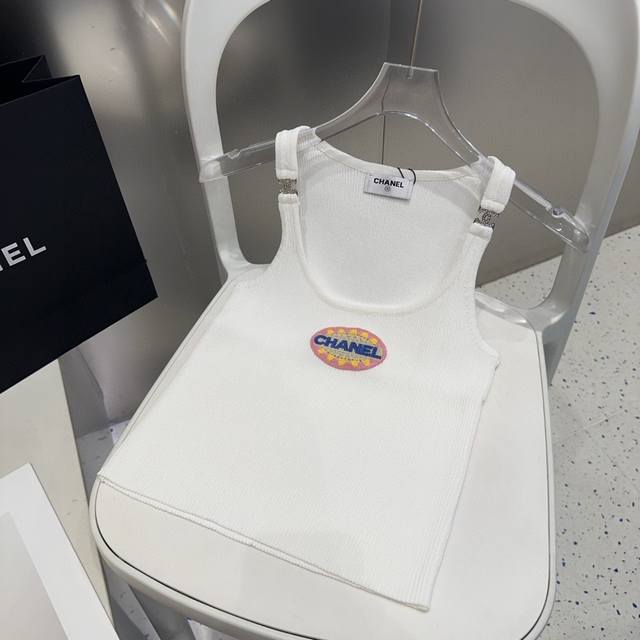 Chanel small vest, wear it alone with a jacket, super hot one size fits all