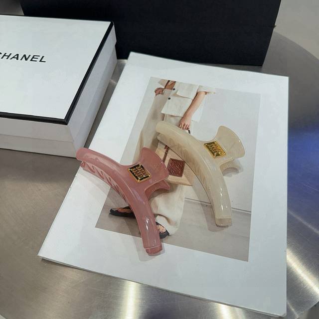 comes with box) Miumiu's new candy-colored clips are stylish and trendy. Simple