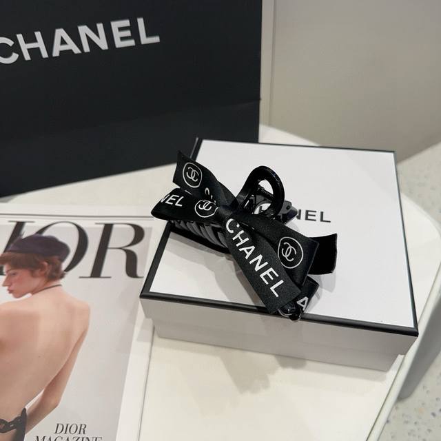 with box. Chanel's latest small clip. Super beautiful! Full of celebrity style,