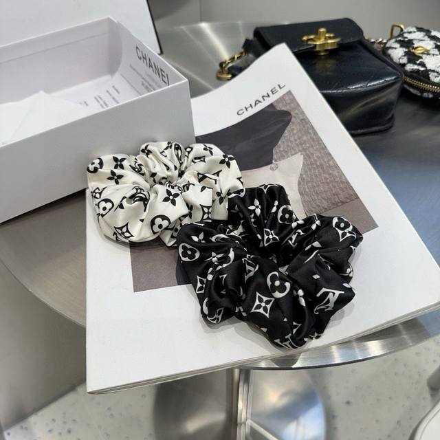 with box Louis Vuitton new hairband, classic LV logo, simple and elegant, especi