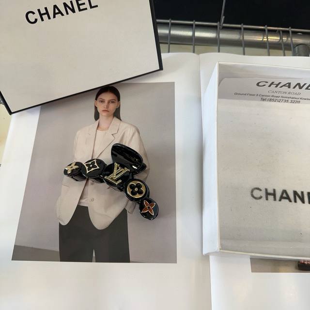 with box Louis Vuitton new grab clip, simple and elegant, especially eye-catchin