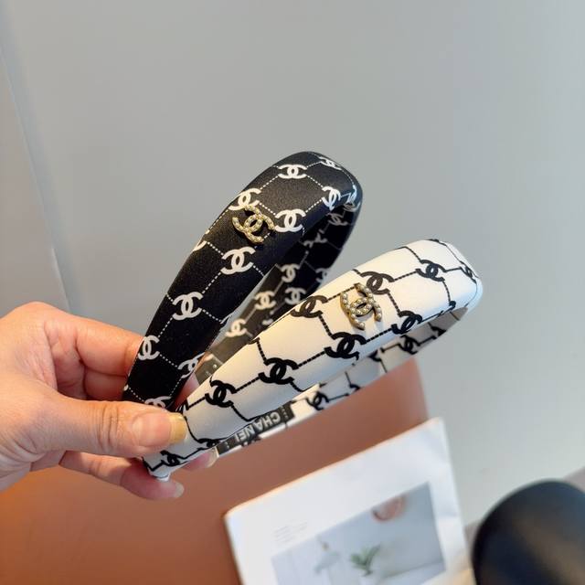 with packaging Chanel's latest small headband, the new product is a small headba