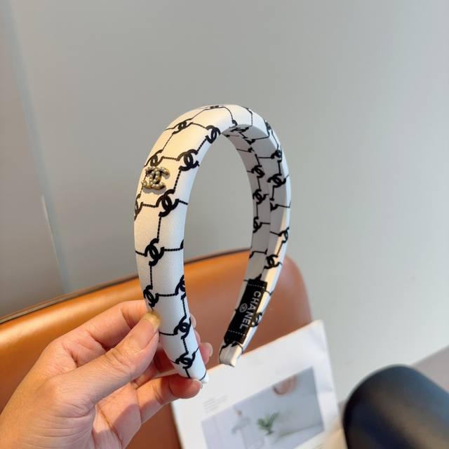 with packaging Chanel's latest small headband, the new product is a small headba