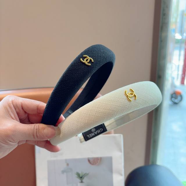 with packaging Chanel's latest small headband, the new product is a small headba