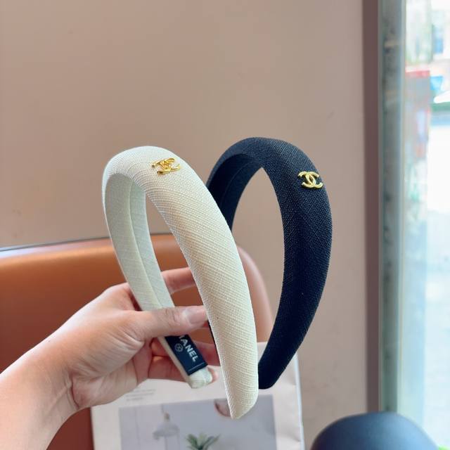 with packaging Chanel's latest small headband, the new product is a small headba