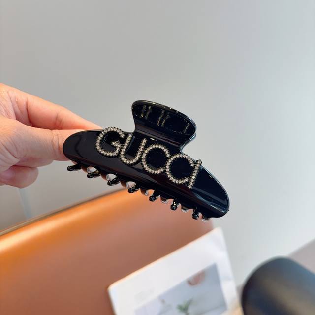comes with packaging, a single Gucci high-value single-word hairpin, a versatile