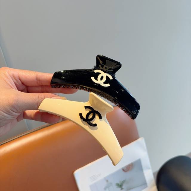 with packaging Chanel Chanel's new European and American fashion hair clip, the