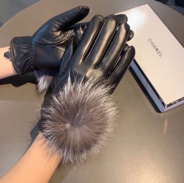 Chanel 2025 Autumn/Winter Large Fox Fur Ball Touchscreen Gloves are a must-have