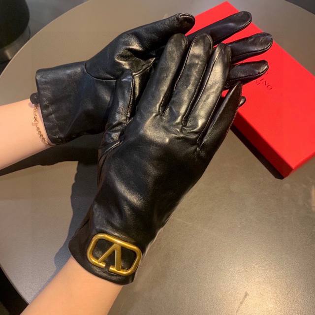 New and exclusive Valentino touchscreen women's gloves. Original quality, synchr