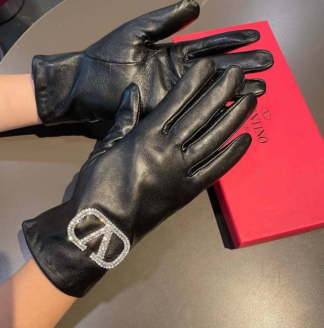 New Exclusive Valentino Touchscreen Women's Gloves. Original quality, synchroniz