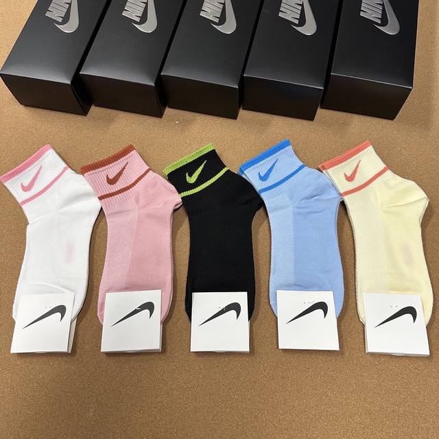 Nike Nike's forever classic and forever new women's mid-tube socks, made of comb