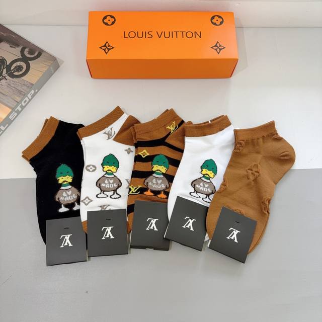 comes with a box of 5 pairs of LV Louis Vuitton new short socks made of pure cot