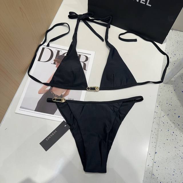 Versace swimsuit, the upper body is slim and good looking! Wearing very stylish