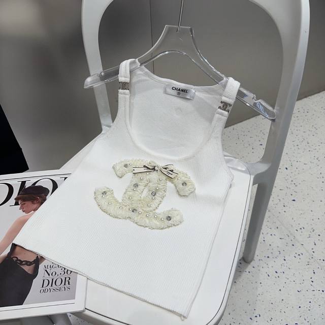 Chanel vest, wear it alone with a jacket, super hot one size fits all