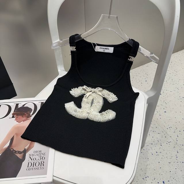 Chanel vest, wear it alone with a jacket, super hot one size fits all