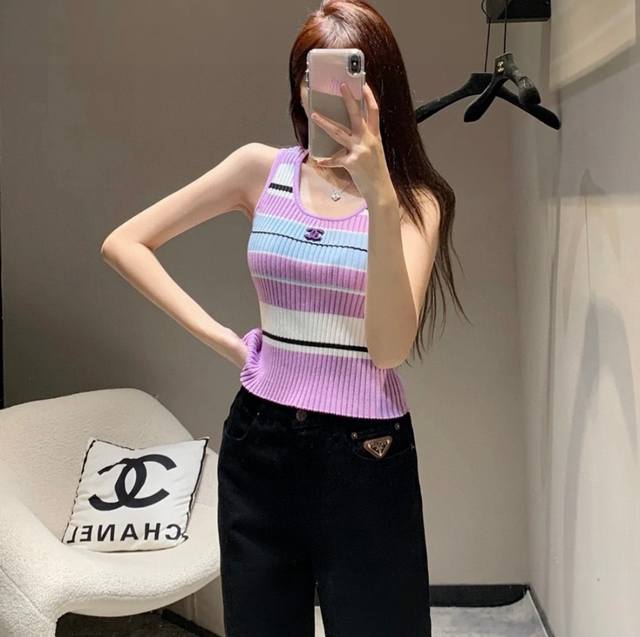 Chanel vest, wear it alone with a jacket, super hot one size fits all