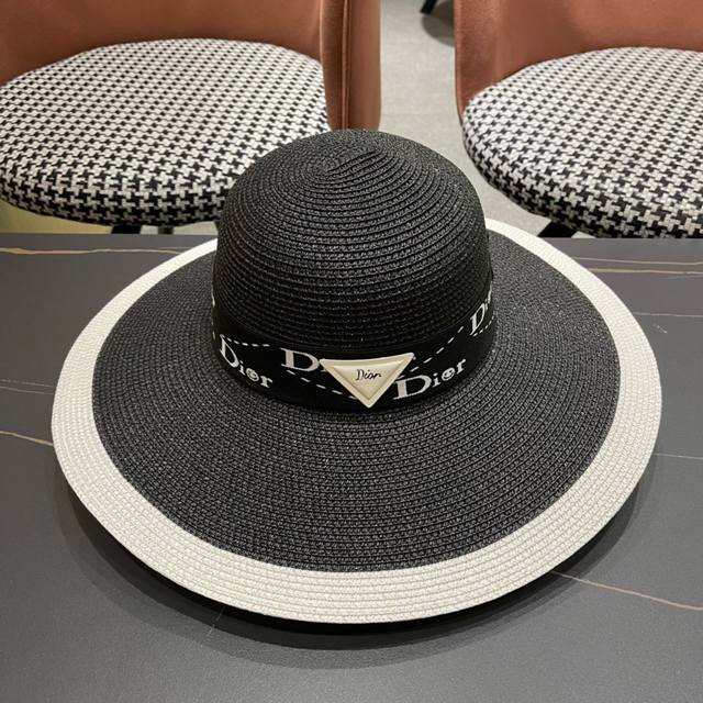 Dior's new straw sun hat with a wide brim is beach style, simple and generous, a