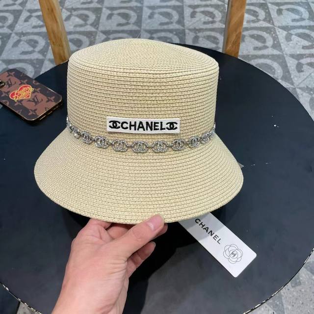 Chanel 2025 new camellia pearl chain woven flat-top straw hat, a must-have for g