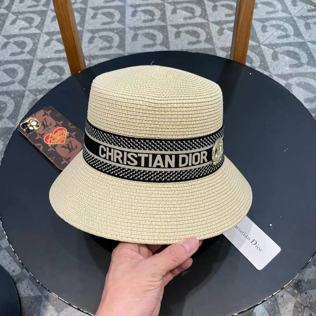 Dior straw hat 2025 new style flat top straw hat. The hat is finely crafted, sim