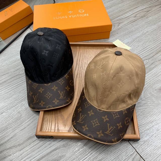 L. The latest model with embossed leather edges and superb quality! Stylish and