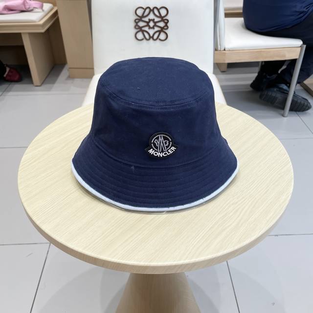 Monceler's very popular double-sided bucket hat is simple and elegant. It has a