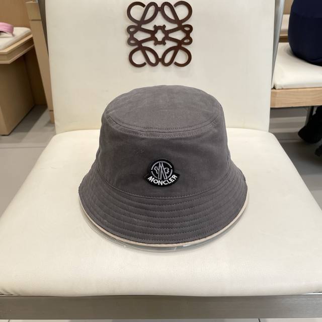 Monceler's popular double-sided bucket hat is simple, stylish, and stylish. It h