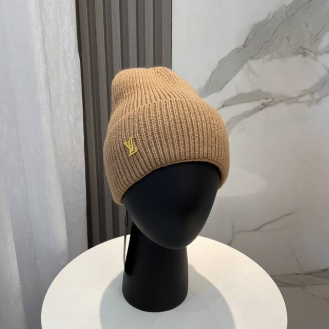 Lv official website knitted hat is very versatile and unisex. You can see the de