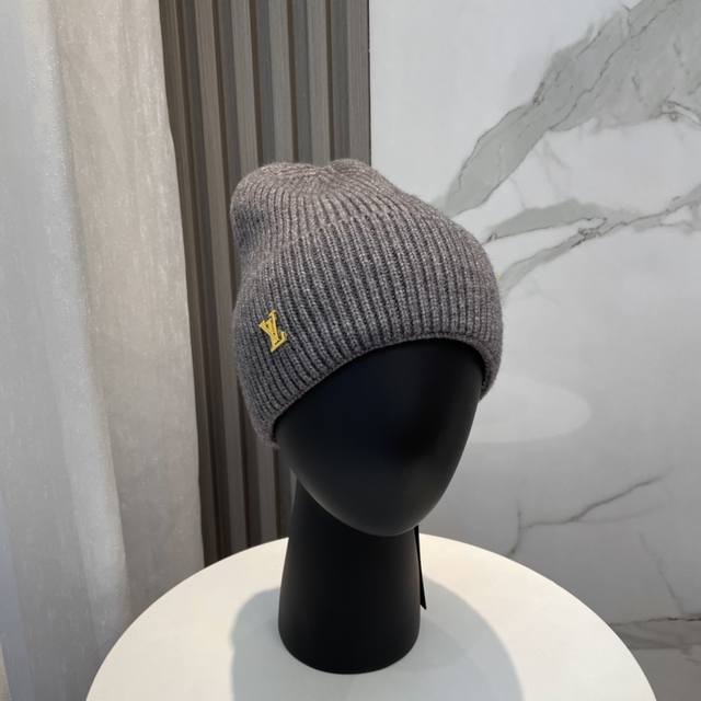 Lv official website knitted hat is very versatile and unisex. You can see the de
